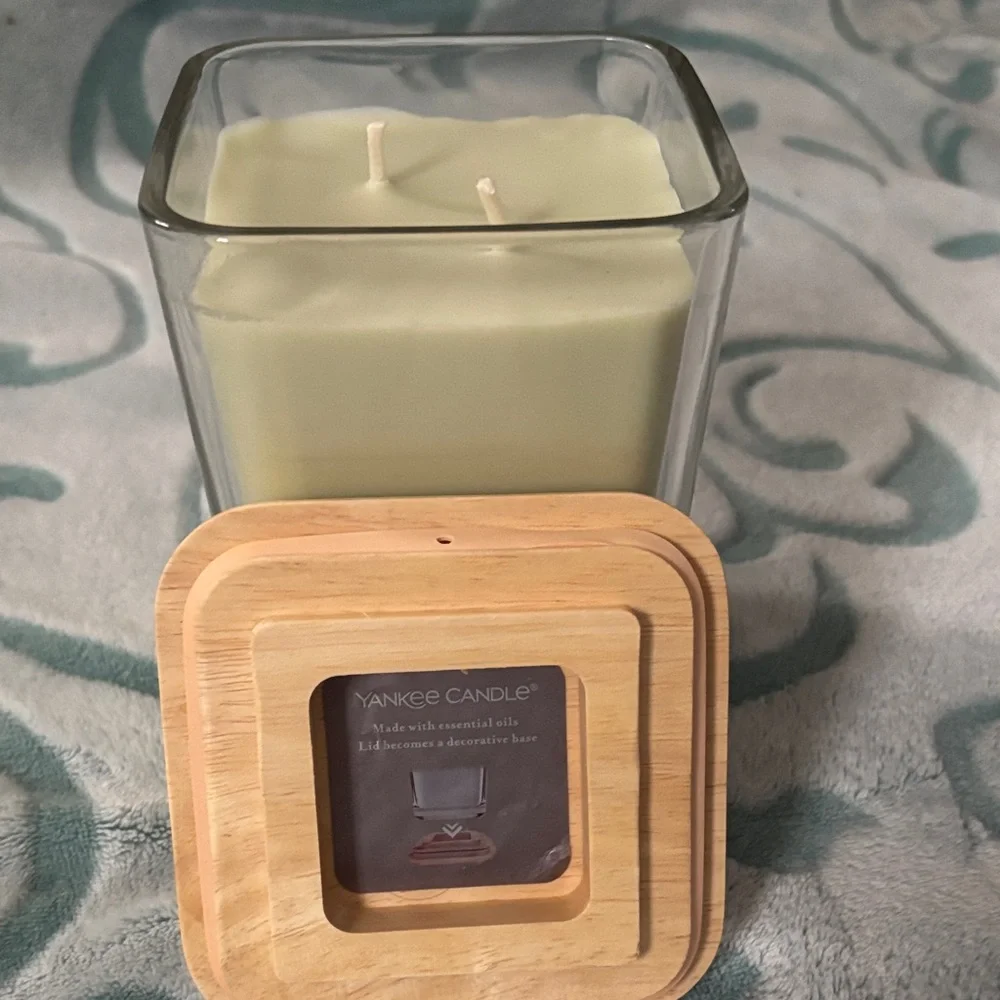 Yankee Candle With Gift Bag — Energizing Grapefruit and Rosemary.